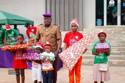 La Douane centrafricaine partage la fête de Noël avec les orphelins de ses agents disparus