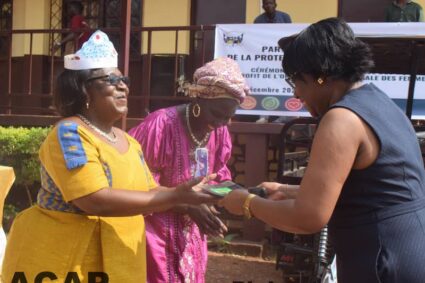 La FAO appuie l’autonomisation des femmes rurales à travers un don à une ONG nationale