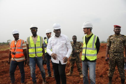 Visite de terrain sur le chantier du champ solaire de Sakaï 2 
