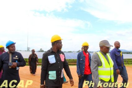 Les conseillers économiques et sociaux visitent la centrale solaire de Sakai 1