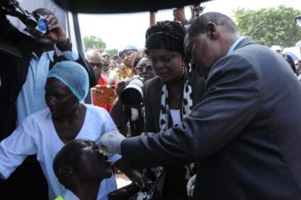 Le Président Touadéra lance la campagne de vaccination contre le choléra à Bimbo